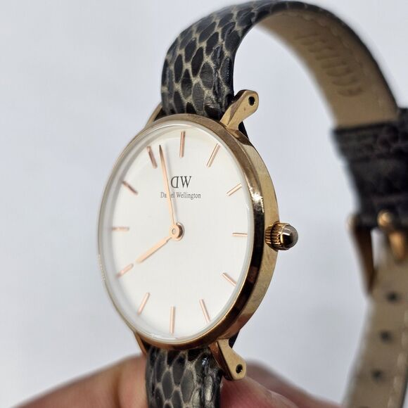 Daniel Wellington Women's Watch White Dial 28MM Leather Band 5.25-7" New Battery - Picture 3 of 13
